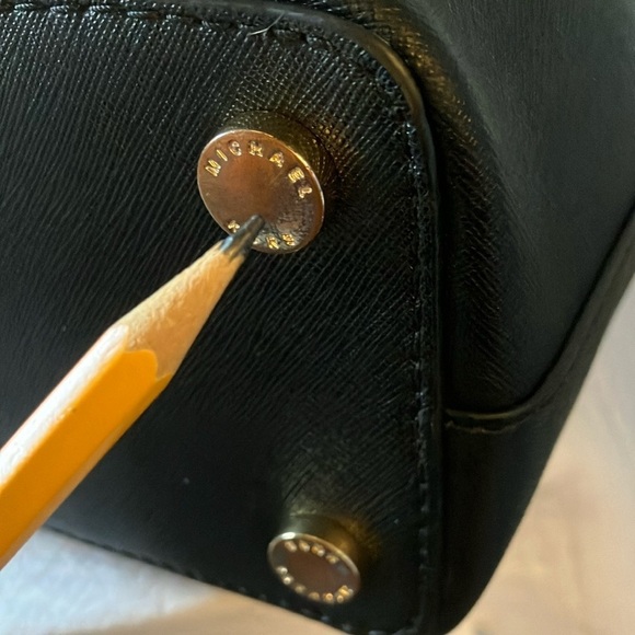 Michael Kors: Black Sheila Medium Faux Saffiano Leather Satchel- Gold Tone - Picture 11 of 15